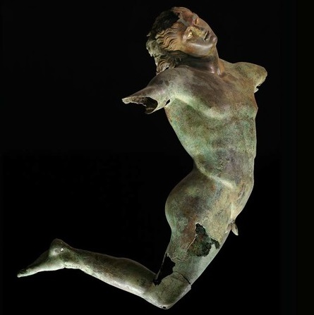 Il Satiro danzante di Mazara del Vallo trovato nei fondali del Canale di Sicilia: nello stesso punto, dieci anni dopo, sono stati recuperati i "codici" del XVIII secolo