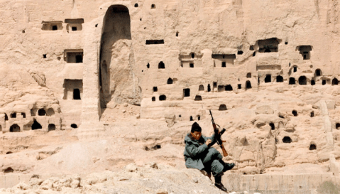 La valle di Bamiyan in Afghanistan: le monumentali nicchie nella parete di roccia sono vuote. I Buddha sono già stati distrutti dai talebani