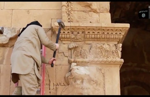 A colpi di piccone e kalashnikov contro i rilievi di Hatra, che fiorì tra il III e il II secolo a.C.