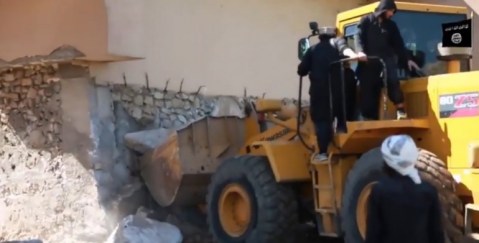 I miliziani dello Stato islamico in azione con i bulldozer nel sito archeologico di Nimrud