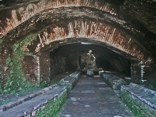 Il mitreo delle terme di Mitra a Ostia antica, uno dei luoghi di culto meglio conservati