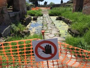 Divieti e transenne limitano la visita degli scavi di Ostia antica