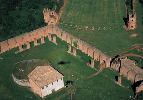 Gli imponenti resti della villa di Massenzio con il palazzo, il circo e il mausoleo dinastico