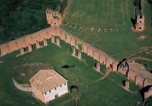 Gli imponenti resti della villa di Massenzio con il palazzo, il circo e il mausoleo dinastico
