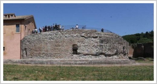 Il cosiddetto mausoleo di Romolo dove sarebbe stato sepolto Valerio Romolo, figlio di Massenzio