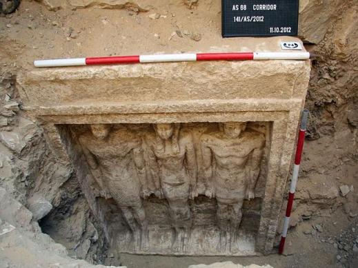 La falsa porta su una parete della cappella nella parte ipogea della mastaba