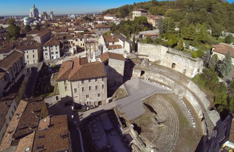 Il teatro romano della romana Brixia è uno dei monumenti che fanno del Parco archeologico di Brescia un unicum