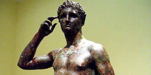 Il gesto dell'Atleta vittorioso che si incorona: un bronzo unico che l'Italia reclama 