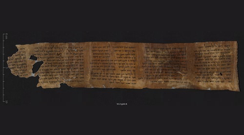 Il minuscolo manoscritto dai Rotoli di Qumran con la più antica copia dei 10 Comandamenti in mostra a Gerusalemme
