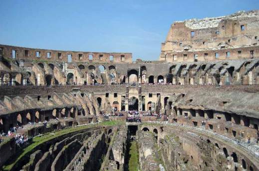 L'interno del Colosseo di Roma: al centro si vedono gli ambienti di servizio che erano sotto l'arena