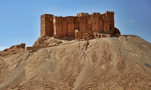 Il mausoleo islamico di Mohammad Ben Ali, discendente del cugino del Profeta Maometto sulla cima di una collinetta a circa 4 chilometri dal sito romano prima dell'esplosione