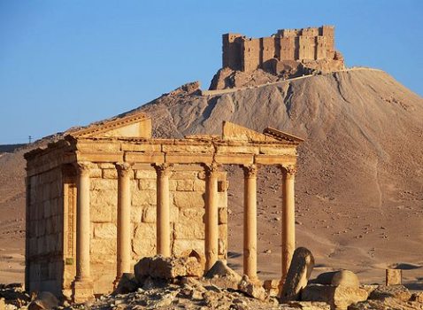 Lo monumentali rovine di Palmira, patrimonio dell'Unesco, dominata dal mausoleo islamico dello sheikh Mohammad Ben Ali