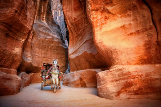 Il siq di Petra, un canyon scavato nell'arenaria con rocce instabili