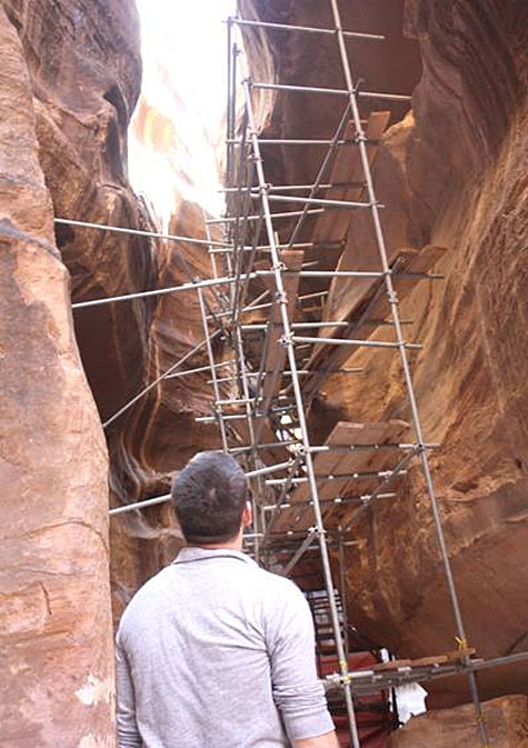 Impalcature nel siq di Petra per impedire lo stacco di blocchi di roccia
