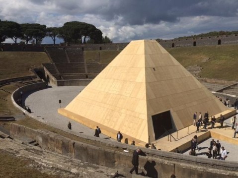La piramide realizzata nell'anfiteatro di Pompei per la mostra "Rapiti alla morte" sezione di "Pompei e l'Europa"