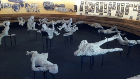 I calchi restaurati per la mostra "Rapiti alla morte" nell'allestimento dell'architetto Francesco Venezia