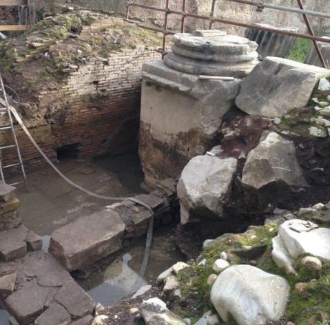 I resti dell'arco di Tito ritrovati nell'emiciclo del Circo Massimo a Roma