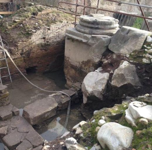 I resti dell'arco di Tito ritrovati nell'emiciclo del Circo Massimo a Roma