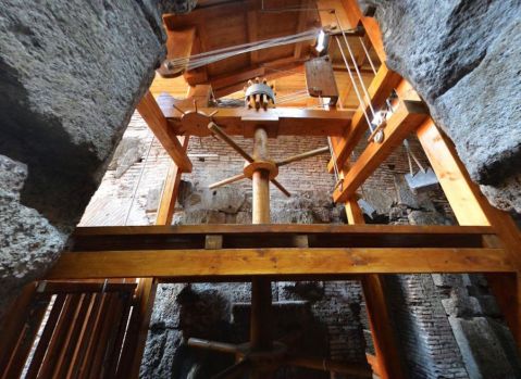 La gabbia sollevata dal montacarichi misura 180 cm per 140, con un metro di altezza interna