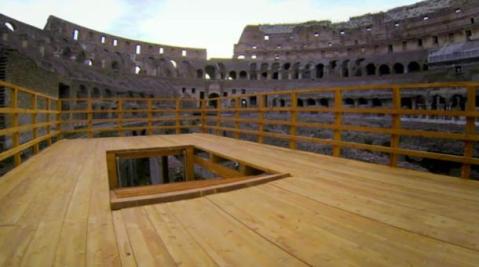 La ricostruzione dell'arena coperta con la botola da cui uscivano le bestie feroci