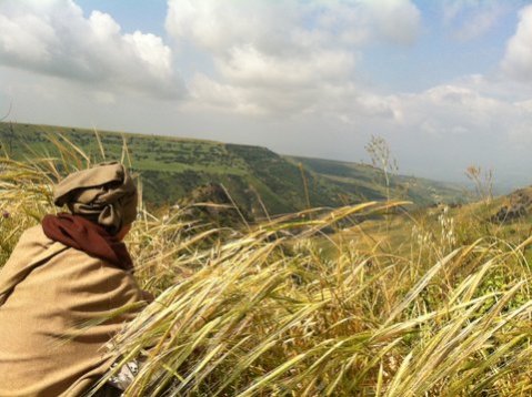 Un pellegrino percorre lentamente le strade della Samaria