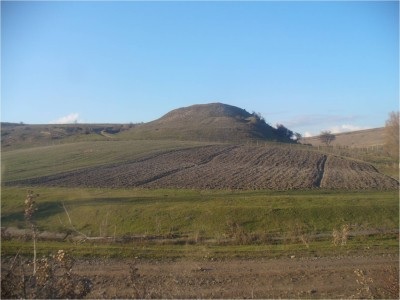 La collina di Natsargora dove sono stati scavati il villaggio e la necropoli