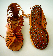 La ricostruzione di un paio di calighe di legionario romano