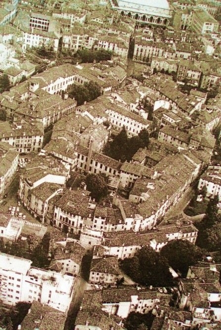 Una veduta di Borgo Berga oggi a Vicenza: evidente l'andamento del teatro antico nelle case che vi sono state costruite sopra