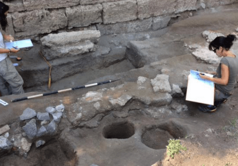 Urne cinerarie, tombe monumentali e anche una delle rare sepolture infantili a Porta Nola di Pompei