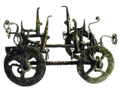 Il carrello miniaturistico in bronzo trovato nella tomba 232 di San Marzano sul Sarno e ora esposto nel museo di Sarno