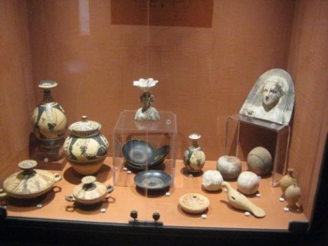 Una parte del corredo della tomba 232 della metà del IX secolo a.C.