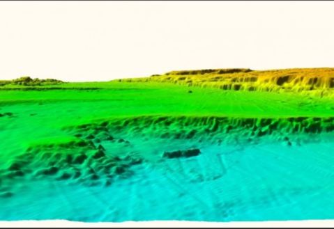 Il posizionamento del monolito rispetto all'isola, oggi sommersa, abitata 9500 anni fa