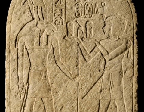 Particolare della stele di Ramses I davanti al dio Set della città di Avaris esposta al Cairo