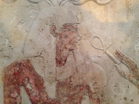 Il rilievo in calcare dipinto raffigurante il faraone Ramses II tra i reperti esposti al Cairo