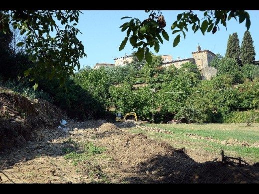 Il tratto di mura antiche emerso a Volterra: potrebbe essere una parte dell'anfiteatro