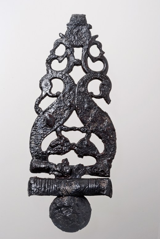 Il gancio di cintura traforato in ferro trovato a Montebello Vicentino e conservato al museo Zannato di Montecchio