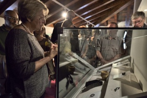 Visitatori alla mostra "Celti sui monti di smeraldo" aperta al museo civico archeologico di Zuglio in Carnia