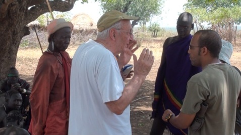 Il regista Lucio Rosa discute con il capo villaggio di una tribù Mursi in Etiopia 