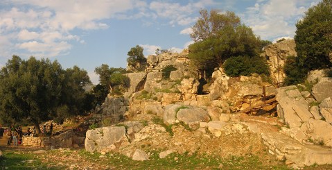 L'ingresso di Grotta Paglicci a Rignano Garganico