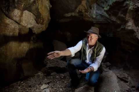 Il paleontologo Lee Berge nella grotta Rising Star dove sono stati trovati 1500 elementi fossili di Homo Naledi 