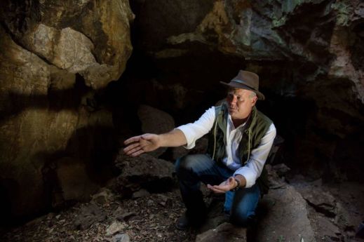Il paleontologo Lee Berge nella grotta Rising Star dove sono stati trovati 1500 elementi fossili di Homo Naledi 