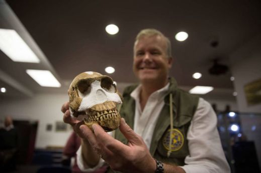 Il paleontologo Lee Berger, capo della missione in Sudafrica, mostra un fossile di Homo Naledi trovato nella grotta Rising Star 