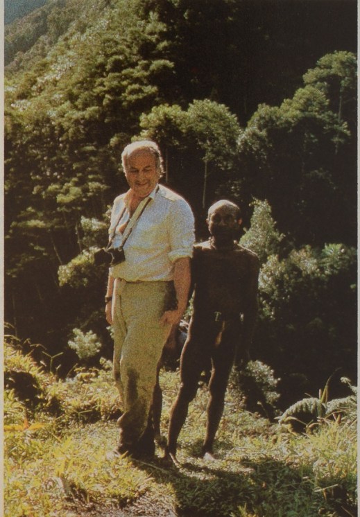 L'antropologo Giancarlo Ligabue tra i pigmei della Nuova Guinea