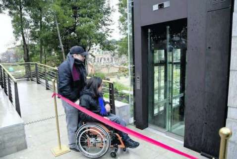 Un disabile testa il percorso senza barriere nell'area dei Fori Imperiali a Roma