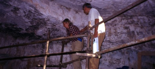 Annamaria Ronchitelli dell'università di Siena all'interno della Grotta Paglicci