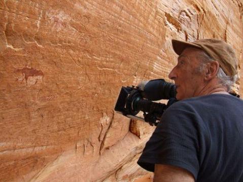 Il regista Lucio Rosa durante le riprese in Libia del film "Il segno sulla pietra"