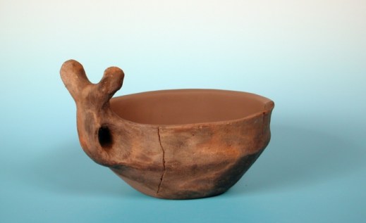 Una coppa con ansa cornuta dell'Età del Bronzo esposta nella mostra di Verona