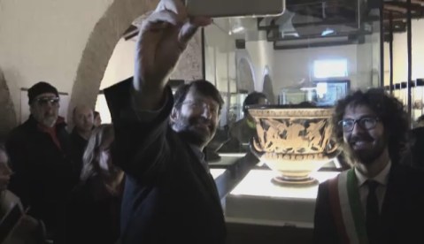 Selfie del ministro Dario Franceschini cool sindaco Alessio Pascucci davanti al cratere di Eufronio 