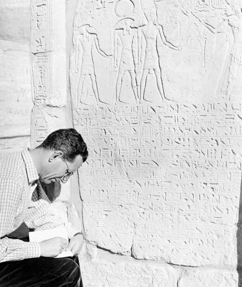 L'egittologo Sergio Donadoni in una delle sue missioni archeologiche in Egitto