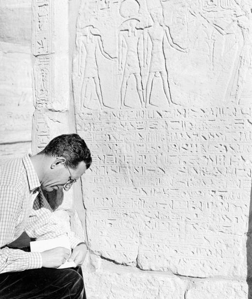 L'egittologo Sergio Donadoni in una delle sue missioni archeologiche in Egitto